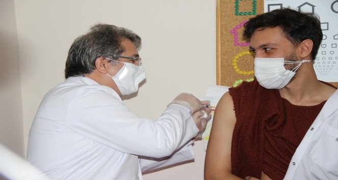 Kayseri İl Sağlık Müdürü Benli, sağlık çalışanlarına aşı yaptı