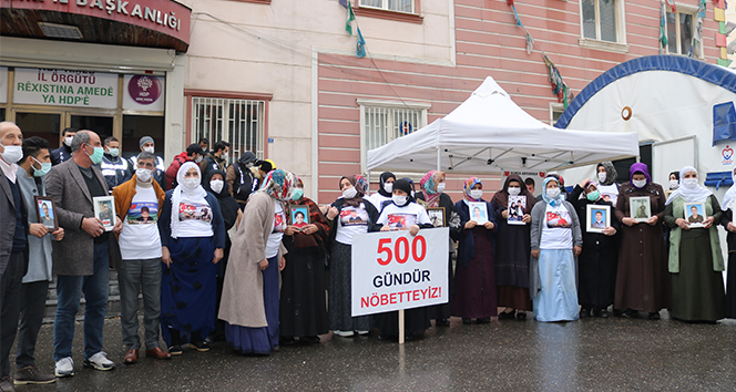 HDP önündeki ailelerin evlat nöbeti 500&#039;üncü gününde