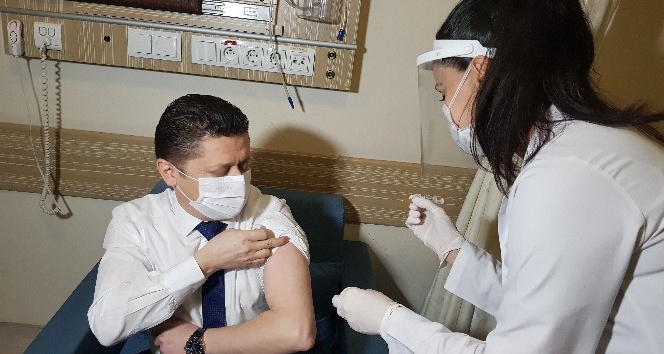 Covid-19 aşısı Karabük’te sağlık çalışanlarına uygulanmaya başladı