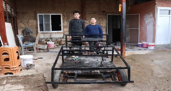 Diziden esinlenen iki kuzen, hurdacıdan topladıkları malzemelerle kendi araçlarını yaptı