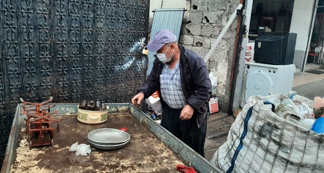 CHP’li Öztrak’ın "rızkını çöpten çıkarmaya çalışıyor" dediği vatandaştan tepki