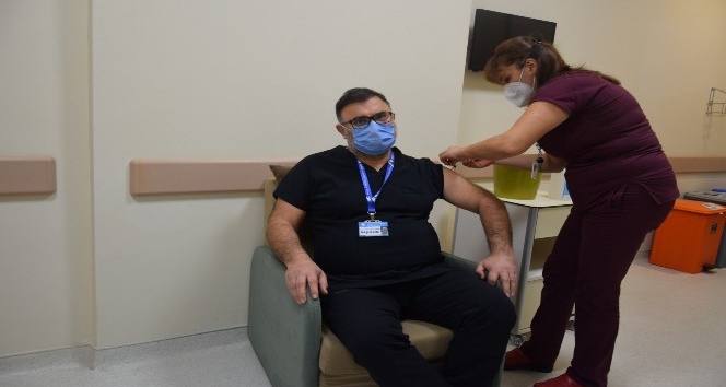 Düzce Üniversitesi Hastanesi’nde sağlık çalışanlarına aşı başlandı
