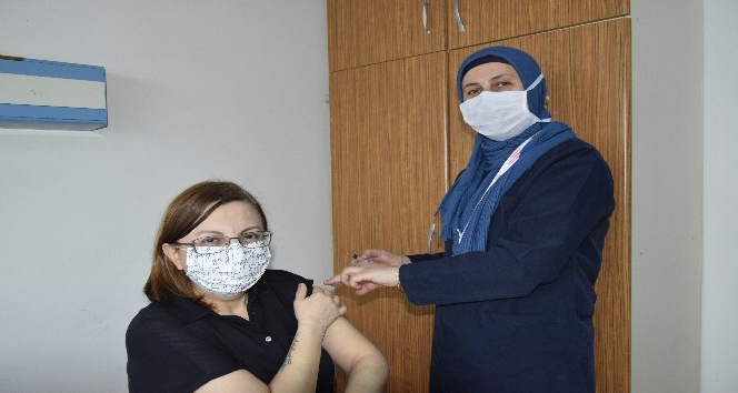 Burdur’da CoronaVac aşısı, sağlık çalışanlarıyla başladı
