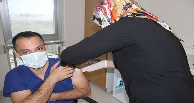 Beyşehir’de sağlık çalışanlarına ilk korona virüs aşıyı yapıldı