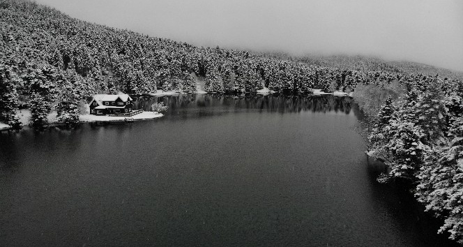 Beyaz örtüyle kaplanan Gölcük Tabiat Parkı havadan görüntülendi