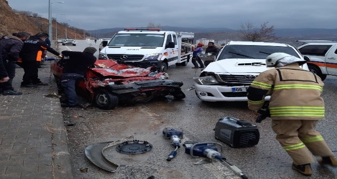 Tunceli-Elazığ karayolunda trafik kazası: 2 ölü, 1 yaralı