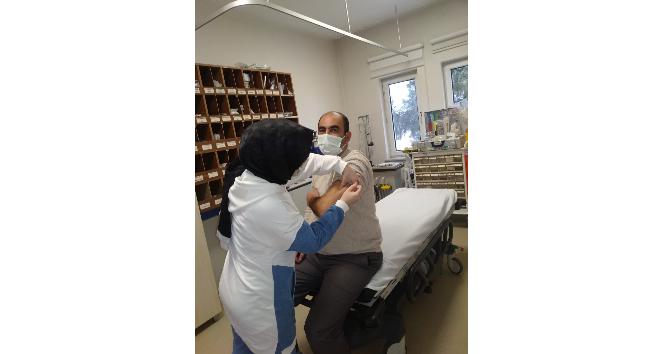 Pazaryeri’nde sağlık çalışanlarına korona virüs aşısı vurulmaya başlandı