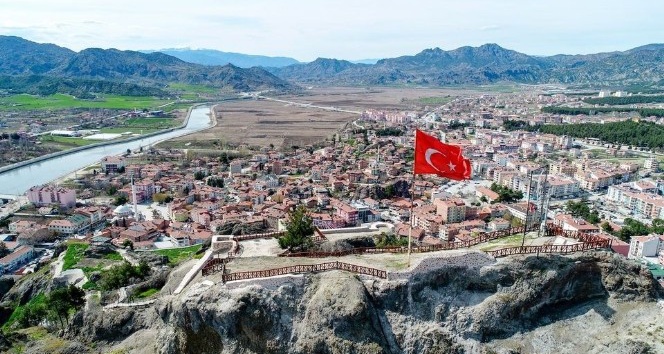 Fırtına Osmancık kalesi’ndeki Türk bayrağına zarar verdi