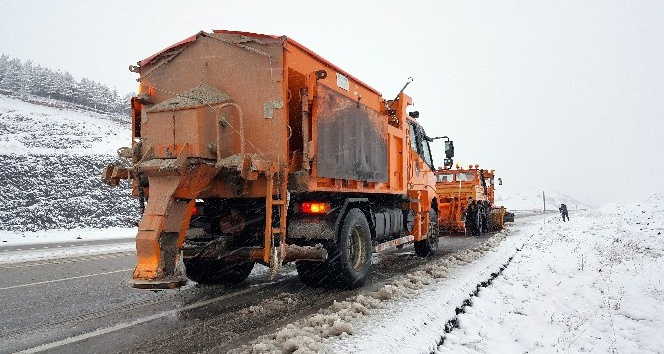 Erzincan’da 2021 yılının ilk kar yağışı ulaşımda aksamalara neden oldu