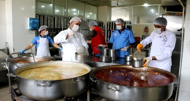 Erciş’te günlük bin kişilik 3 çeşit sıcak yemek
