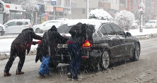Uşak güne karla başladı