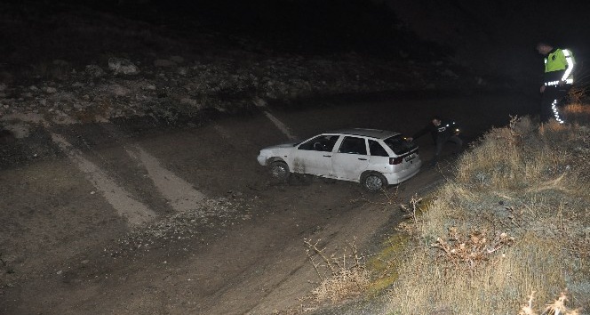 Karaman’da otomobil boş su kanalına düştü