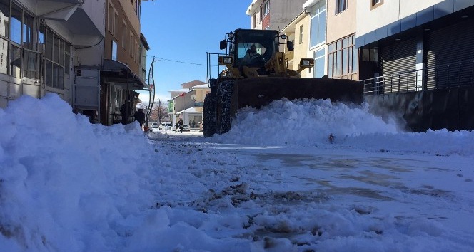 Karlıova’da kar 20 köy yolunu ulaşıma kapattı