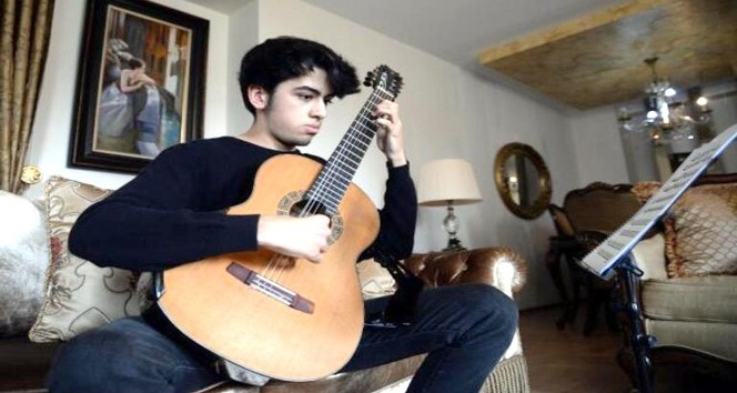 Genç yetenek Barkan Canbolat, dünyanın en iyi 4’üncü gitaristi oldu