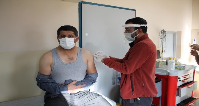 Midyat’ta sağlık çalışanlarına korona virüs aşısı yapılıyor