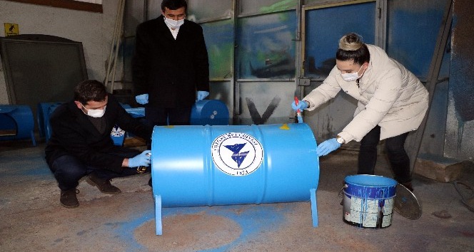 Atık variller sokak hayvanlarına yuva oldu