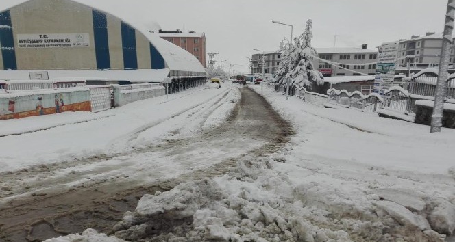 Şırnak’ta kar kenti beyaza bürüdü