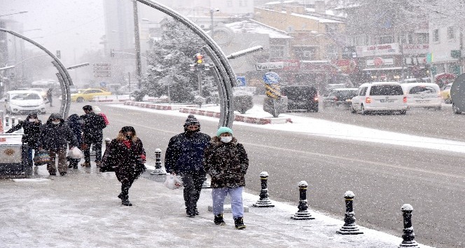Afyonkarahisar’da belediye ekipleri karla mücadeleye hazır