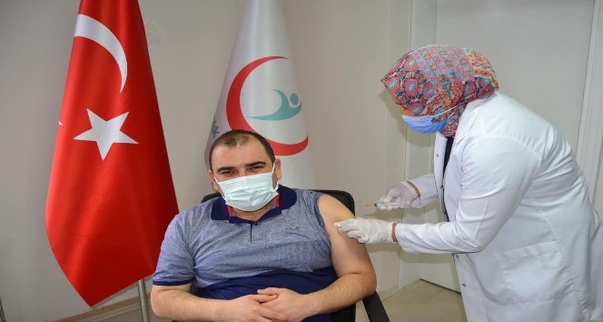 Simav’da sağlık çalışanlarına aşı uygulaması başladı