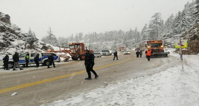 Antalya-Konya karayolunda trafik kazası: 2 ölü, 5 yaralı