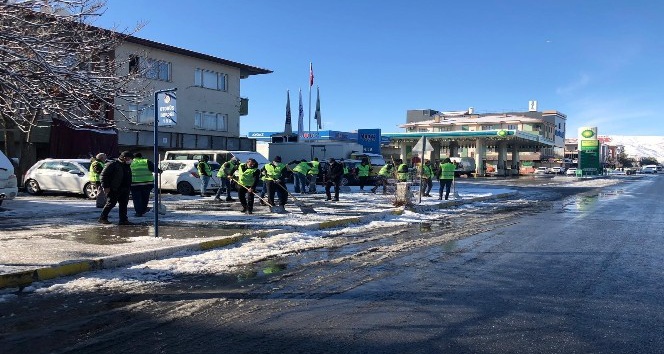Belediye ekiplerinden karla mücadele