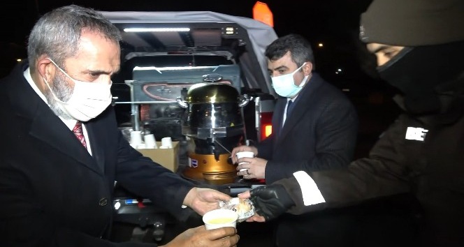 Sanatçı Yavuz Bingöl, polis ekiplerine çorba dağıttı