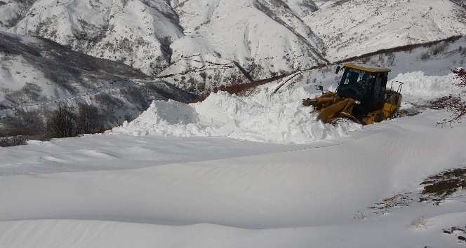 Köy yollarında kar kalınlığı yer yer 2-3 metreye yükseldi
