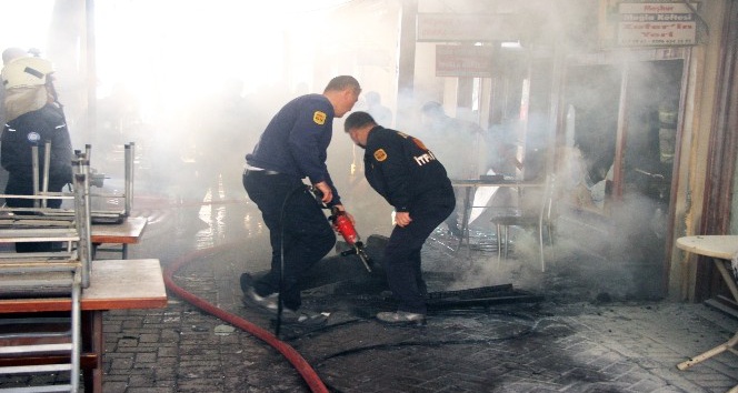 Tarihi Arastadaki köfteci işyerinde yangın