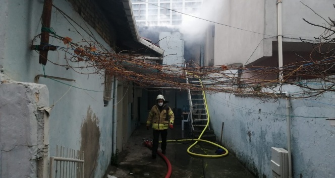 Kadıköy&#039;de iki katlı binada çıkan yangın paniğe neden oldu