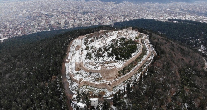 Tarihi Aydos Kalesi’nde kar yağışı kartpostallık görüntüler oluşturdu