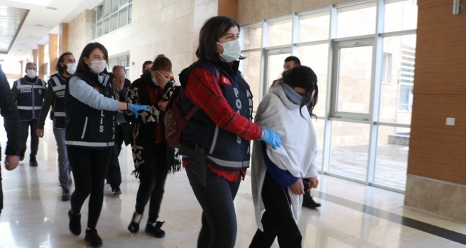 Antalya'da 1 milyon liralık ziynet eşyası vurgunu yapan ‘Altın Kızlar' tutuklandı