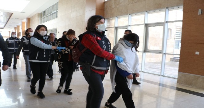 Antalya’da 1 milyon liralık ziynet eşyası vurgunu yapan ‘Altın Kızlar’ tutuklandı