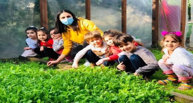 Mezitli’deki çocuklar yetiştirdikleri ürünün ilk hasadını yaptı