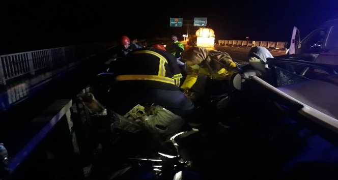 Şanlıurfa’da bariyerlere çarpan otomobilin sürücüsü öldü