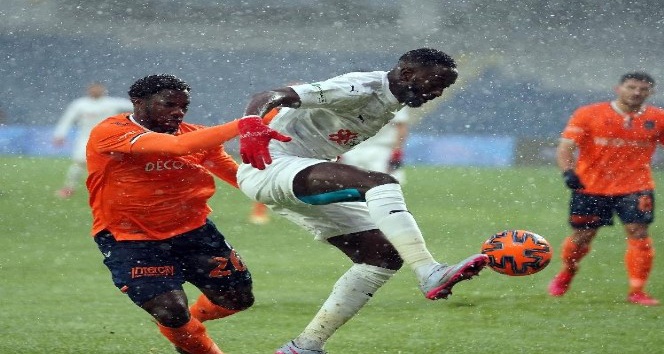 Başakşehir - Sivasspor Maçında Yoğun Kar Yağışı - İstanbul