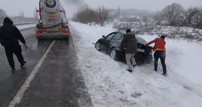 Kar yağışı Edremit-Balıkesir karayolunda çileye döndü