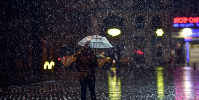 Taksim’de kar yağışı başladı