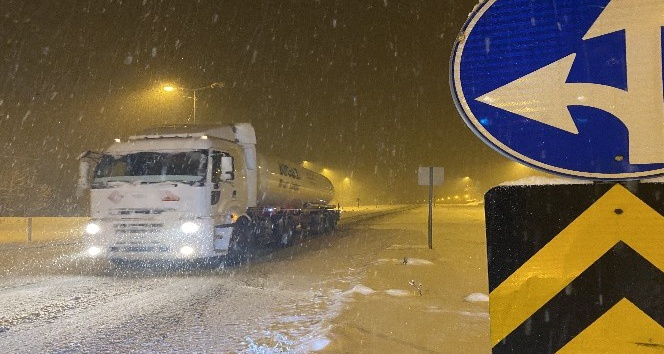 Bolu Dağı’nda yoğun kar yağışı etkili oluyor