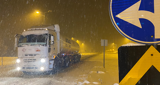 Bolu Dağı'nda yoğun kar yağışı etkili oluyor