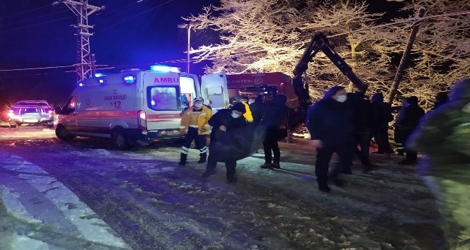 Şiddetli karda yoldan çıkan kamyonet şarampole uçtu: 6 yaralı