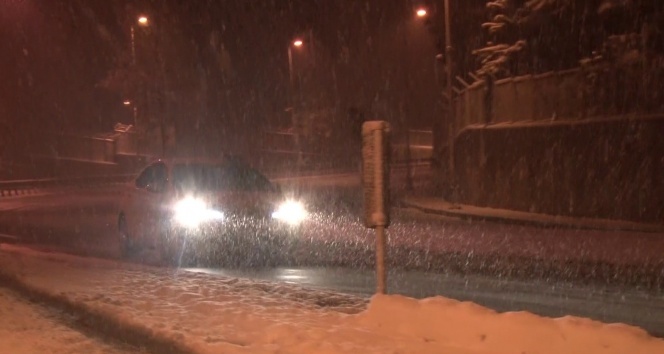 İstanbul&#039;da yoğun kar yağışı devam etti, sürücüler güçlükle ilerleyebildi