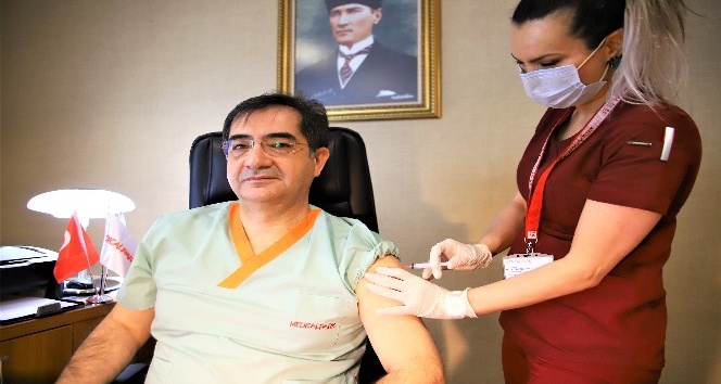 Elazığ’da sağlık çalışanları aşı olmaya devam ediyor