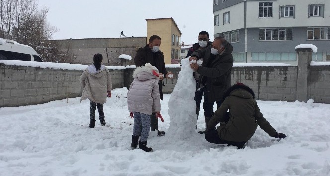 Çocuklar zabıtalarla birlikte kardan adam yaptılar