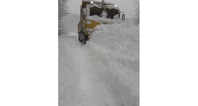 Devrek’te kar köy yolarını kapattı