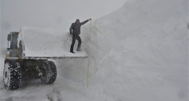 Muş'ta 4-5 metre karla mücadele