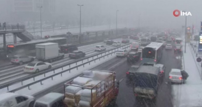 İstanbul’da kar trafiği, yoğunluk yüzde 83’e ulaştı