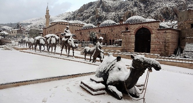 Tokat’ta tarihi çarşı beyaz gelinlik giydi