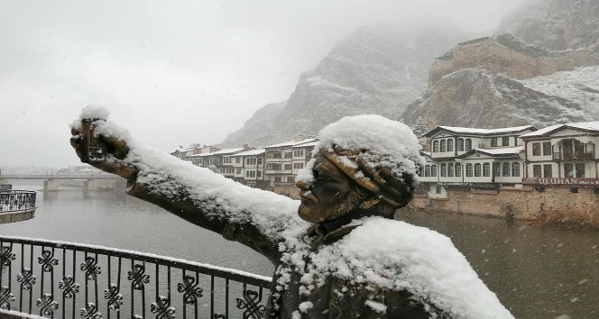Amasya’ya yılın ilk karı yağdı
