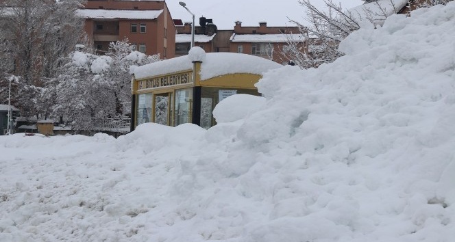 Bitlis’te otobüs durakları ve tek katlı evler karda kayboldu