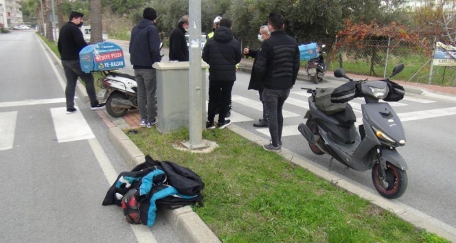 Pizza paket servis motosikletleri boş caddede çarpıştı: 2 yaralı